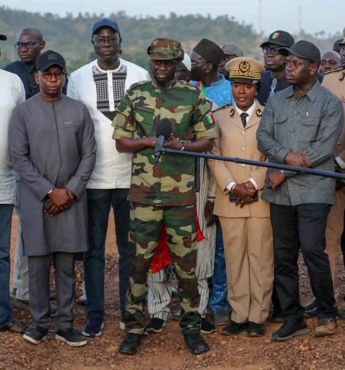 Le ministre Birame Soulèye Diop assiste le Président Bassirou Diomaye Faye dans une mission sur le terrain à Kédougou